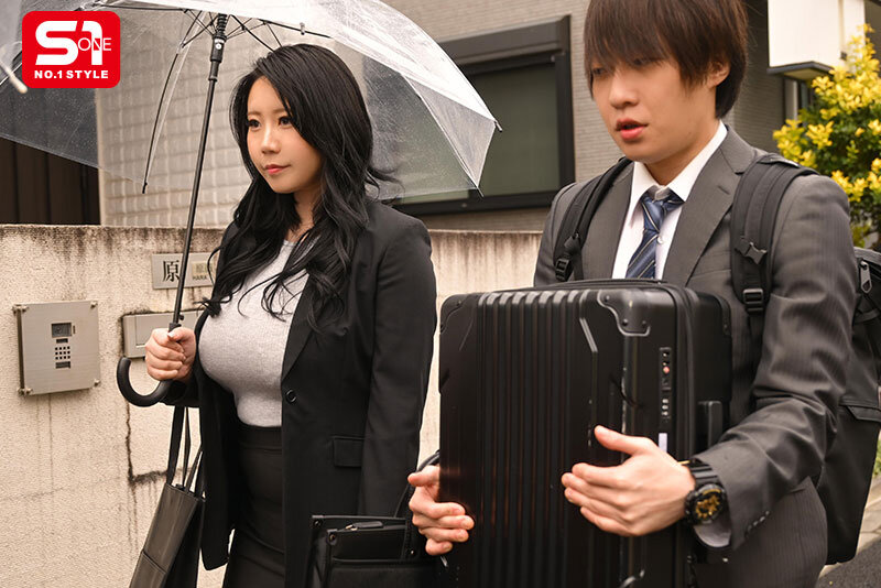 【人気配信旬報 マニア向け情報館】面倒見が良く優しいKカップの女上司とまさかの相部屋 AM0:00 酔った先輩は童貞の僕でも押せばヤレそうです みなみ羽琉 画像1