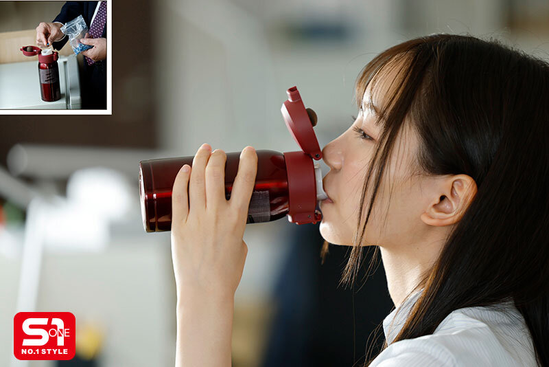【人気配信旬報 マニア向け情報館】顔採用の新人OLは大嫌いなセクハラ上司に7日間こっそり媚薬を盛られ出張同行日にムラムラ爆発!キモいペニスが欲しくてたまらない。 三田真鈴 画像2