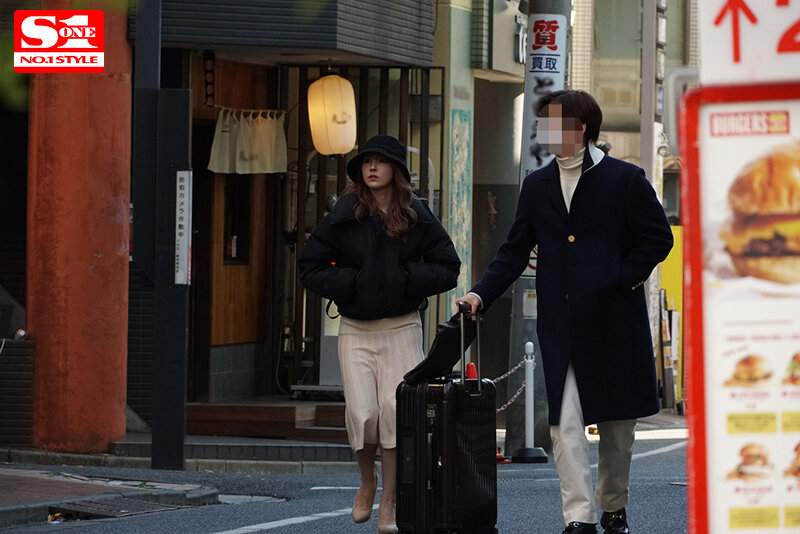 【人気配信旬報 マニア向け情報館】「えっ!ここでヤルの?」三上悠亜に一ヶ月密着して隙あらばいきなり即ズボッ! 前代未聞ドッキリAV大作戦 画像1