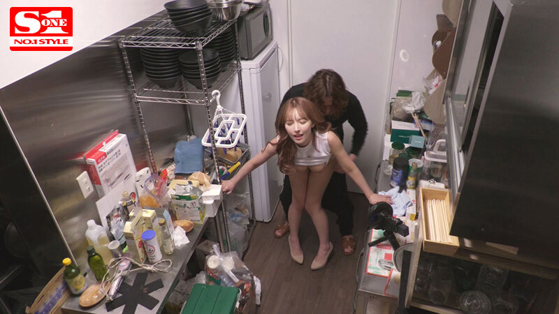 【人気配信旬報 マニア向け情報館】「えっ!ここでヤルの?」三上悠亜に一ヶ月密着して隙あらばいきなり即ズボッ! 前代未聞ドッキリAV大作戦 画像10