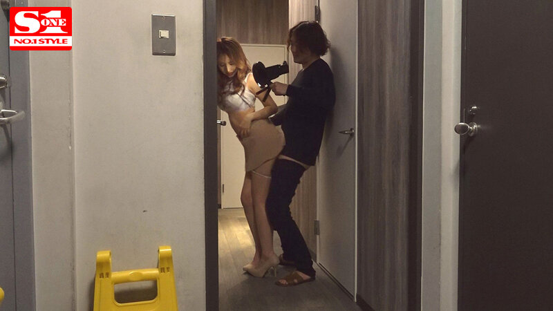 【人気配信旬報 マニア向け情報館】「えっ!ここでヤルの?」三上悠亜に一ヶ月密着して隙あらばいきなり即ズボッ! 前代未聞ドッキリAV大作戦 画像8