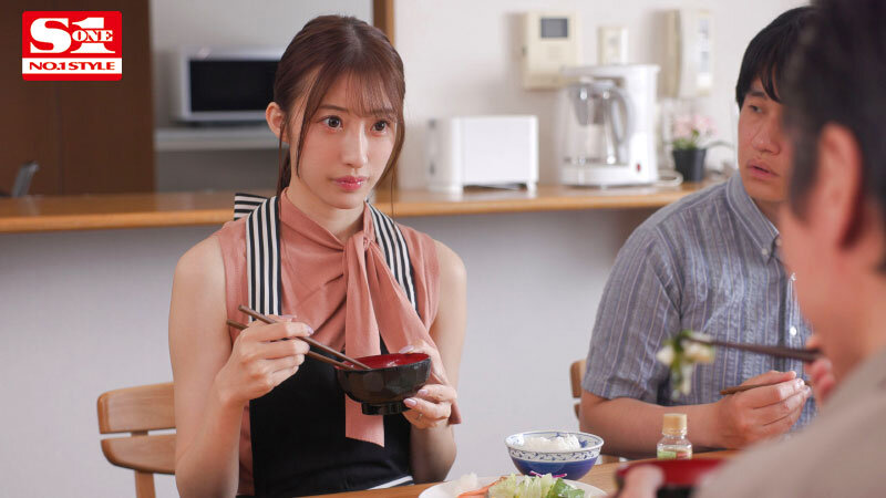 【人気配信旬報 マニア向け情報館】夜間勃起が毎晩スゴすぎる義父に夜●いされ密着スローSEXで犯●れています… 星宮一花 画像1