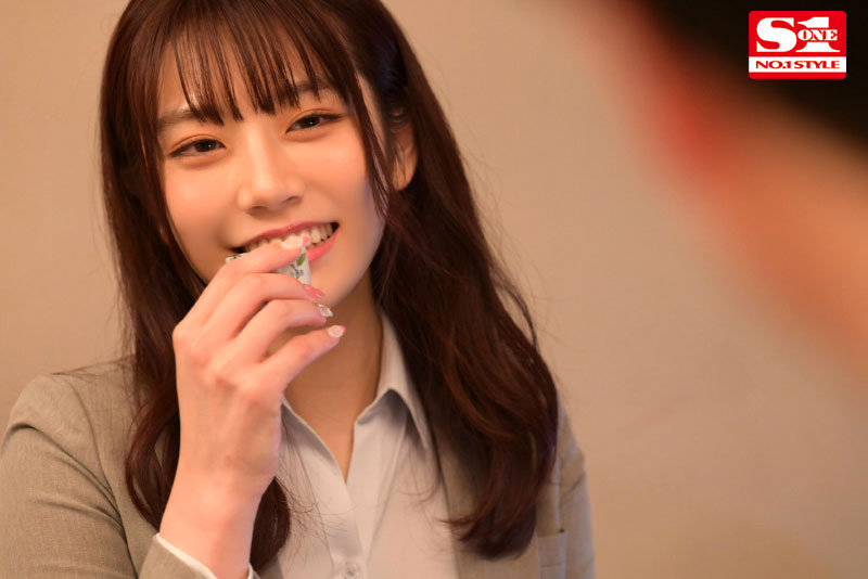 【人気配信旬報 マニア向け情報館】出張先で軽蔑している中年セクハラ上司とまさかの相部屋に…朝まで続く絶倫性交に不覚にも感じてしまった私 河北彩花 画像1