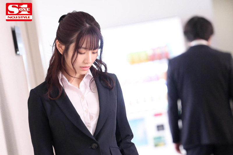 【人気配信旬報 マニア向け情報館】出張先で軽蔑している中年セクハラ上司とまさかの相部屋に…朝まで続く絶倫性交に不覚にも感じてしまった私 河北彩花 画像10