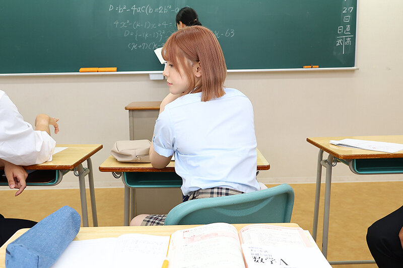 【人気配信旬報 マニア向け情報館】【VR】【8K VR】授業中に体調が悪くなった僕。隣の席のギャルのあかりちゃんに連れられて保健室で休んだら、お口マ○コと生マ○コの抜きテクニックで精巣から無理やり精子を引き上げられ、アヘ顔中出しとアヘ顔顔射を決め込んだ。 皆瀬あかり 画像4